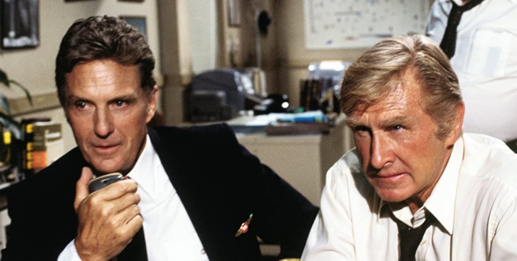 Airplane! / "Има ли пилот в самолета"
Има си причина това да бъде приемано за едно от най-смешните заглавия за цялото десетилетие, а и въобще. "Има ли пилот в самолета" реално е един от първите пародийни филми, който постави основата на цял един поджанр в комедиите. Робърт Хейс и Джули Хагърти са в главните роли, но истинската звезда във филма е Лесли Нилсен.