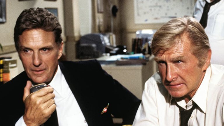 Airplane! / "Има ли пилот в самолета"
Има си причина това да бъде приемано за едно от най-смешните заглавия за цялото десетилетие, а и въобще. "Има ли пилот в самолета" реално е един от първите пародийни филми, който постави основата на цял един поджанр в комедиите. Робърт Хейс и Джули Хагърти са в главните роли, но истинската звезда във филма е Лесли Нилсен.