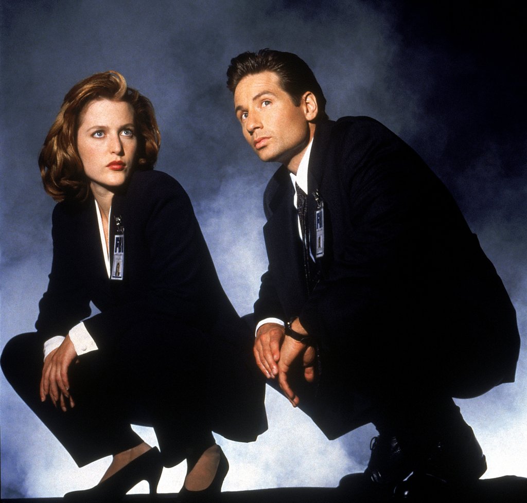 Скъли и Мълдър 
\"Досиетата Хикс\". The X-files. Класика не само на 90-те. Класика отвсякъде, на всяка епоха. Неслучайно историята беше продължена през 2016-та. А Фокс Мълдър и Дана Скъли живеят в съзнанието ни независимо колко години са минали от по