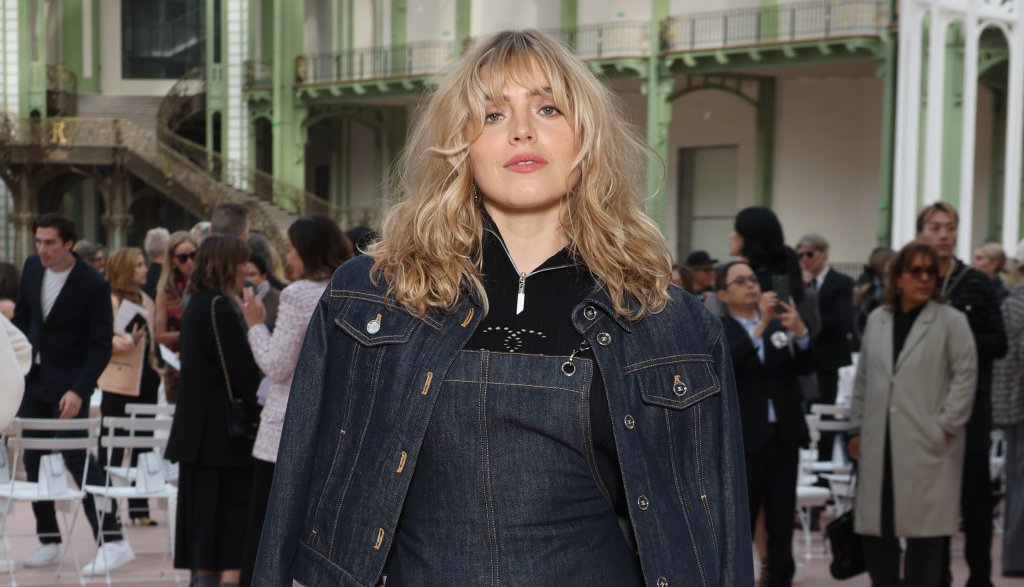 Денимът с характер
Дънковото яке вече не е просто стандартен елемент от гардероба. Промените по него са очевидни – с нови кройки, интересни детайли и нетрадиционни комбинации от цветове и текстури. Това, което беше символ на небрежния стил, сега носи една съвсем нова визия – по-експериментална, но същевременно запазваща духа на класиката.