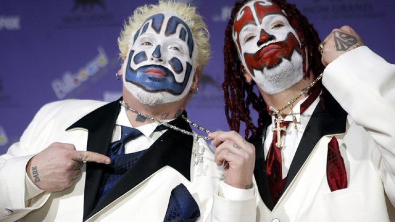 Insane Clown Posse
"Най-мразената банда в света" роди най-противните фенове в света, т.нар. Juggalos, които на един етап се бяха превърнали на практика в гангстерска банда. Но в един момент основателите й Violent J и Shaggy 2 Dope явно нещо са поизпуснали нещата.