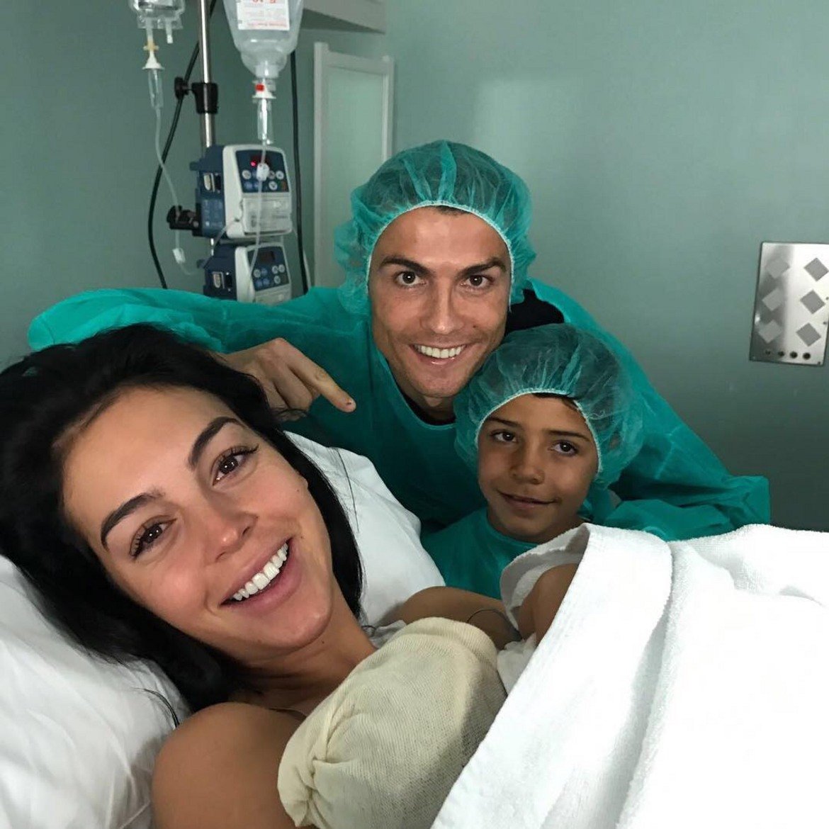 Наскоро Кристиано Роналдо стана баща за четвърти път. Приятелката му Джорджина Родригес го дари с дъщеря. Най-големият му син, Кристиано Роналдо-младши, мечтае да стане футболист и си пада по... Лионел Меси.