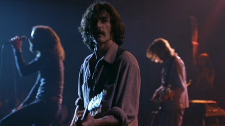 Stillwater 

"Почти известни"

"Почти известни" на Камерън Кроу е прочут с това, че е базиран на неговия собствен опит като тийн-рокжурналист, следвал различни банди през 70-те години по турнета, пишейки за тях в Rolling Stone. Нанси Уилсън от Heart, омъжена за Камерън Кроу по времето на създаването на филма, пише музиката за Stillwater и бандата звучи като хибрид между Led Zeppelin, Lynyrd Skynyrd, Allman Brothers и Eagles. Били Кръдъп е блестящ като амбициозния китарен бог Ръсел Хамънд, въплъщаващ спокойната харизма и страстта, необходими за ролята.