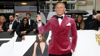 "Ходя в гей барове откакто се помня", признава Крейг в подкаста Lunch with Bruce