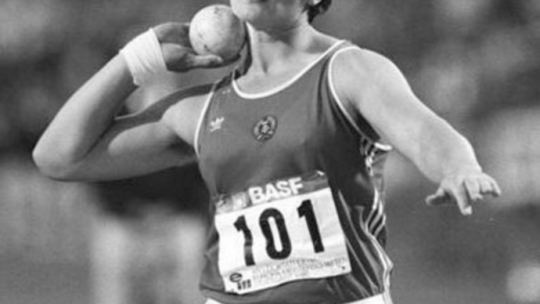 Хайди Кригер (ГДР), лека атлетика
Треньорите започват да я тъпчат с анаболни стероиди и мъжки хормони, докато е едва на 16. През 1986 г. печели европейската титла в тласкането на гюле. Това обаче остава върхът в кариерата й заради серия от травми. В някакъв момент Хайди осъзнава, че е мъж. Подлага се на операция за смяна на пола на 31-годишна възраст. След 5 години Андреас (новото име на Кригер) сключва брак с бивша състезателка по плуване на ГДР, също блъскана със забранени препарати. Днес активно участва в разобличаването на допинг престъпленията в бившата Източна Германия. 