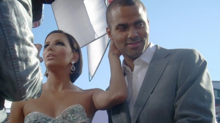 Ева Лонгория
След три години брак, през 2010 година тв звездата Ева Лонгория подаде документи за развод, а причина за това станаха съобщения, изпратени от друга жена до съпруга на Ева Тони Паркър. После стана ясно, че въпросната жена е съпруга на бивш съотборник на Тони и се развежда със съпруга си. Лонгория се справи без проблеми с развода и сега е сгодена за бизнесмена Хосе Антонио Бастон.