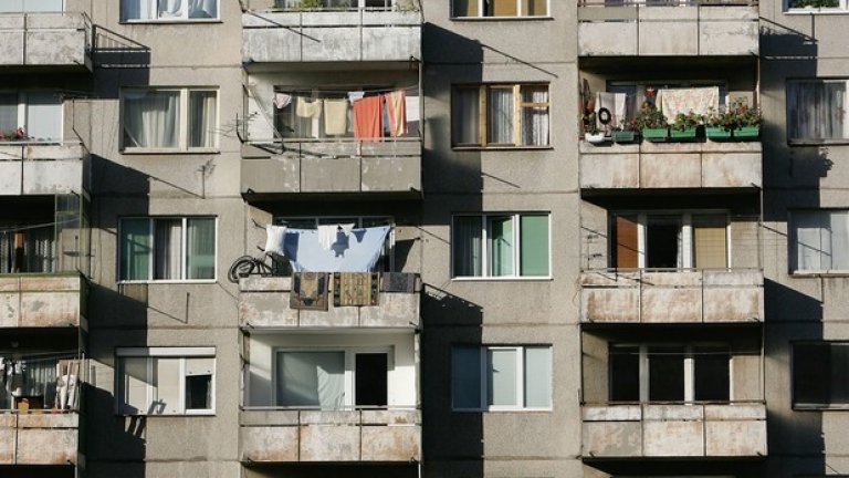 Щом съседите чуят шума от завъртането на ключа в ключалката ми, започват панически да бързат да се разкарат от площадката, мечтаейки да се самоизтрият от полезрението ми.
Моето „добър ден" ще да е с егати тегавата карма.
