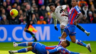 Тийнейджър блестя за Челси в дербито, Вила удари Нюкасъл като гост