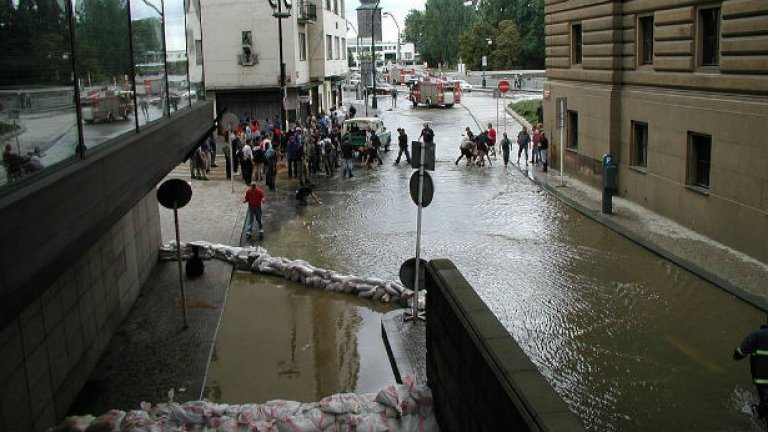 Наводнена Прага се бори с бедствието