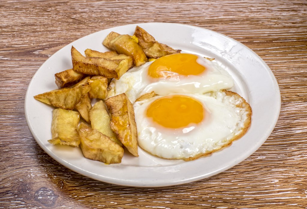 Запечени яйца с картофиБързо, лесно, вкусно и търпящо безброй импровизации, за това ястие избирате по-големи картофи и ги режете на тънки пръчици. Нареждате в единия край на тава за печене картофите и овкусявате с малко зехтин и подправки по избор. В другия край чуквате яйца според броя на гладните около масата, като за да ги запазите във форма, можете да използвате рингове. 

Печете на 170-180 градуса до образуването на вкусна коричка и сервирате топло. Можете да изпечете в тавата и моркови, домати, тиквички или други зеленчуци по избор.