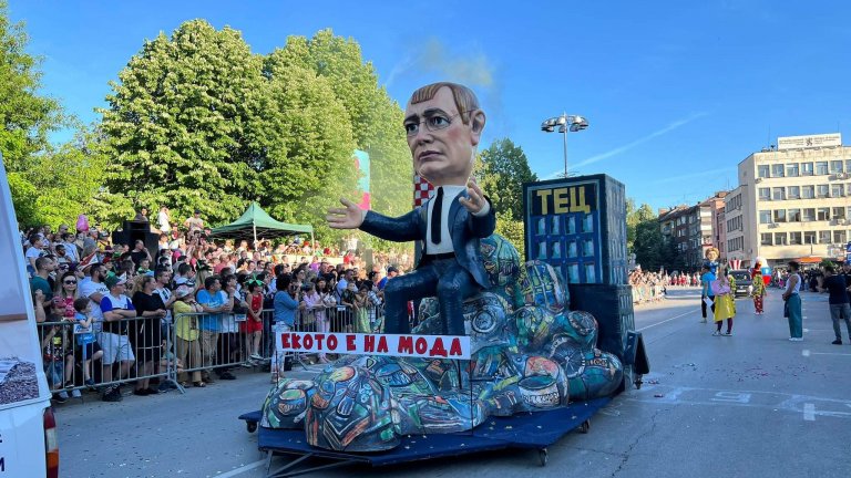 Най-голямата атракция бе фигурата на Костадин Костадинов от "Възраждане", навел се пред руска мечка