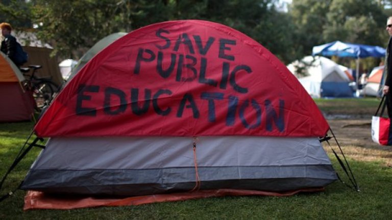 През 2010 г. сумата, която американците дължат за студентски заеми надвишава тази от дълговете по кредитните карти