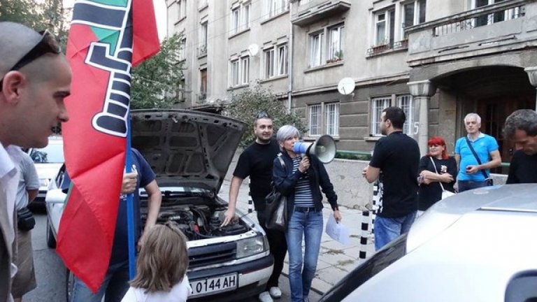 Координаторът на футболните фенове Елена Ваташка знае как да подгрява агитката и да борави професионално с мегафон  - в случая за БНС на Боян Расате.