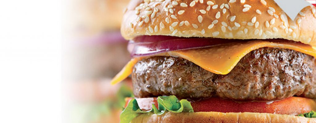 7. Американски Хамбургер
• 500 г говежда кайма • 1/2 чаена лъжичка чили на прах • 2 чаени лъжички топла горчица • 1 супена лъжица олио за пържене • смлян черен пипер • сол За сервиране: • домати • маруля • краставица • червен лук • 4 супени лъжици майонеза • 1/2 портокал, настъргана кора • смлян черен пипер • 1 чаена лъжичка ябълков оцет • 4 питки за хамбургери
Смесете каймата заедно с чилито на прах, горчицата, солта и пипера в купа. Оформете 4 бургера и леко ги намажете с олио. Запържете бургерите от двете страни в универсален тиган Деличия за 5 минути. Нарежете на ситно червения лук, а хлебчетата разрежете на две. Смесете майонезата със смления черен пипер, портокаловите кори и ябълковия оцет. Нарежете доматите и краставицата на тънки резенчета. Намажете питката с майонеза и отгоре подредете марулята, бургера, резенчетата домат и краставицата. Най-отгоре поръсете със ситно нарязания лук. Добавете другото хлебче и поднесете.