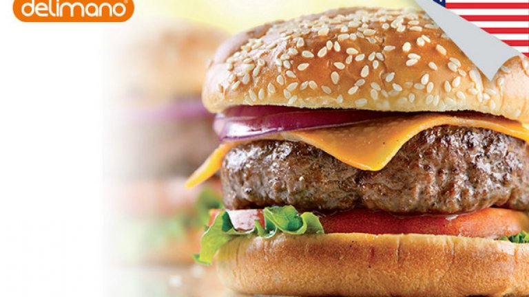 7. Американски Хамбургер
• 500 г говежда кайма • 1/2 чаена лъжичка чили на прах • 2 чаени лъжички топла горчица • 1 супена лъжица олио за пържене • смлян черен пипер • сол За сервиране: • домати • маруля • краставица • червен лук • 4 супени лъжици майонеза • 1/2 портокал, настъргана кора • смлян черен пипер • 1 чаена лъжичка ябълков оцет • 4 питки за хамбургери
Смесете каймата заедно с чилито на прах, горчицата, солта и пипера в купа. Оформете 4 бургера и леко ги намажете с олио. Запържете бургерите от двете страни в универсален тиган Деличия за 5 минути. Нарежете на ситно червения лук, а хлебчетата разрежете на две. Смесете майонезата със смления черен пипер, портокаловите кори и ябълковия оцет. Нарежете доматите и краставицата на тънки резенчета. Намажете питката с майонеза и отгоре подредете марулята, бургера, резенчетата домат и краставицата. Най-отгоре поръсете със ситно нарязания лук. Добавете другото хлебче и поднесете.