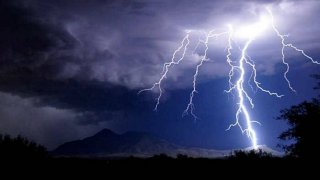 1. Астрафобия
Астрафобията е страхът от мълнии или казано с други думи – гръмотевици и светкавици. Страдащите от тази фобия изпитват страх всеки път, когато времето се влоши и в небето започне светлинно шоу. Симптомите могат да включват треперене, ускорен сърдечен пулс и затруднено дишане. Някои хора стигат до абсурдни ситуации в опита си да се "скрият" от бурята – като това да се завият презглава с юргана или одеялото си, или да се скрият под леглото или в помещение без прозорци.