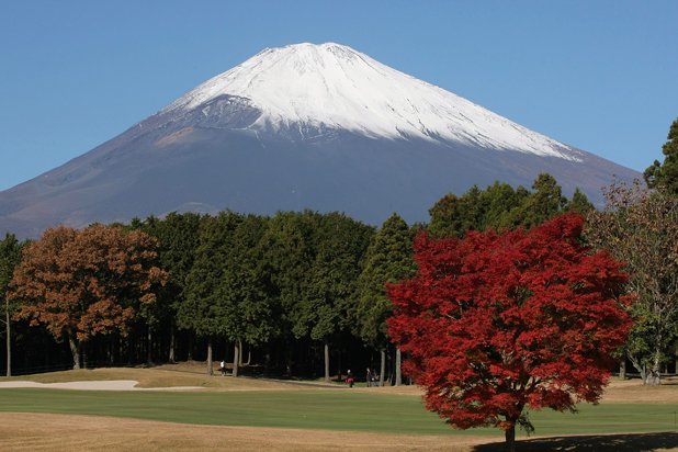 Планината Фуджи, Япония, е висока 3776 метра и също има действащ вулкан на върха си. Тази забележителност служи за вдъхновение на поети, художници и фотографи от страната на изгряващото слънце. Днес паркът й разполага с езера, водопади и прекрасни градини.