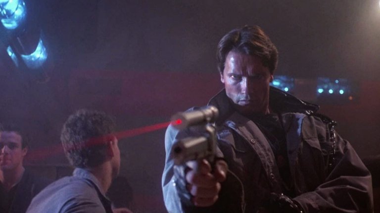 “Терминатор”
Малко са режисьорите, които успяват да направят две революции в киното, при това за по-малко от десетилетие. Точно това обаче успява да сътвори Джеймс Камерън с неговите два “терминатора” от 1984 г. и 1991 г.  Едва ли някой някога си е представял, че един филм с бюджет от само 6,4 милиона долара и история за пътуващ във времето робот-убиец, изпратен, за да ликвидира един-единствен човек, ще постигне подобен успех. А трябва ли изобщо да споменаваме кой изгрява в този филм?