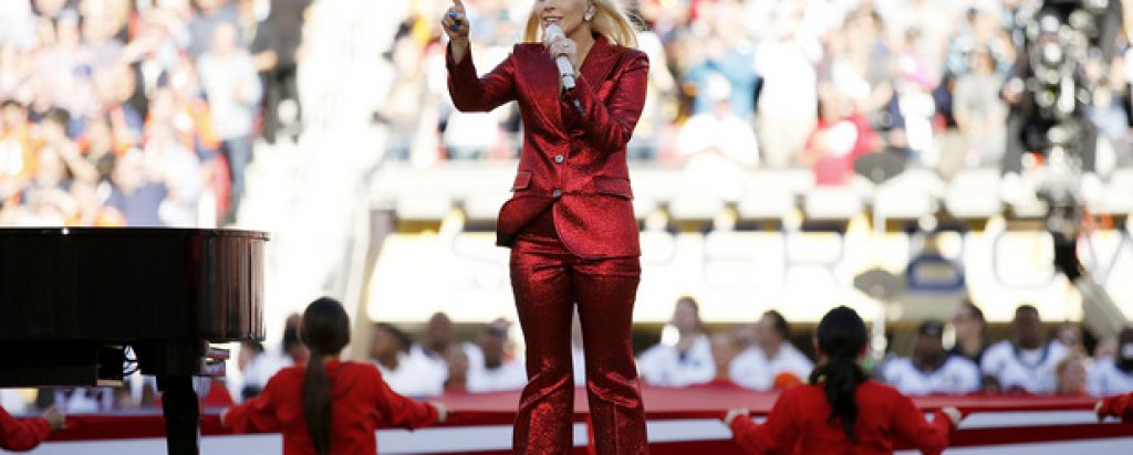 Лейди Гага изпълни химна на Щатите.