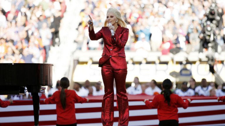 Лейди Гага изпълни химна на Щатите.