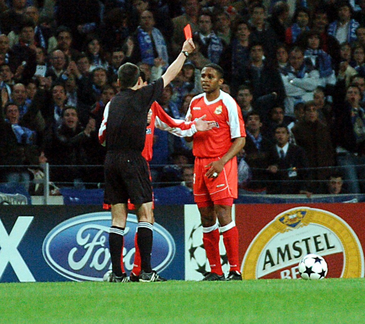 Печалният и най-запомнящ се момент от кариерата на Андраде - когато получава червения си картон от Маркус Мерк в реванша срещу Порто от Шампионската лига