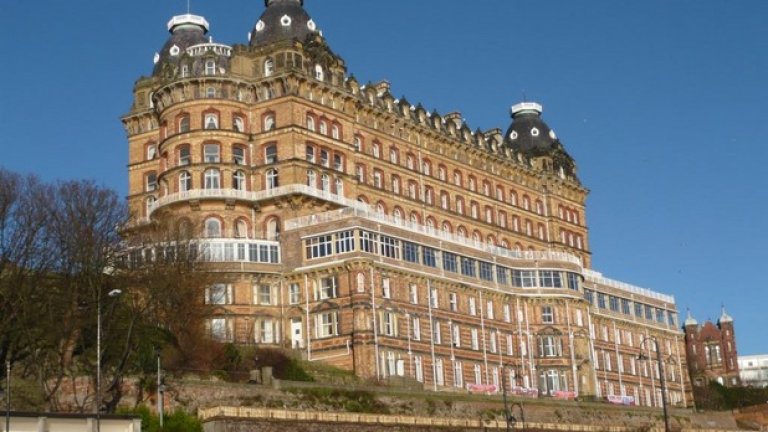 Гранд хотелът на градчето е подходящ и за духове