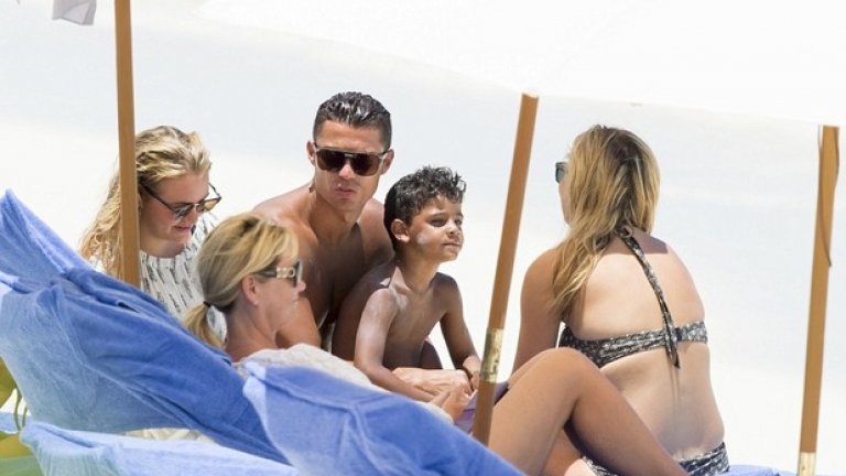 Освен със сина си, Роналдо се появи на плажа в компанията на три блондинки.