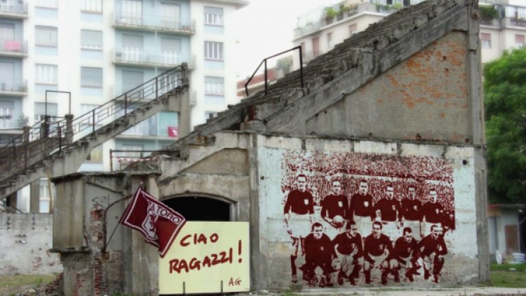 В памет на загиналите футболисти на Торино в самолетната катастрофа през 1949-а.