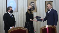 Антоанета Стефанова прие папката от името на партията на Слави Трифонов