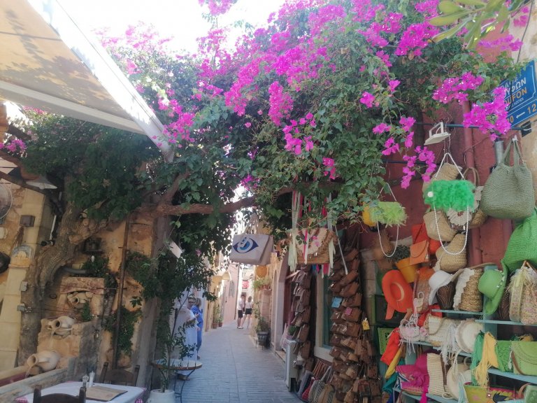 Старата част на Ханя е като търговски център на открито.