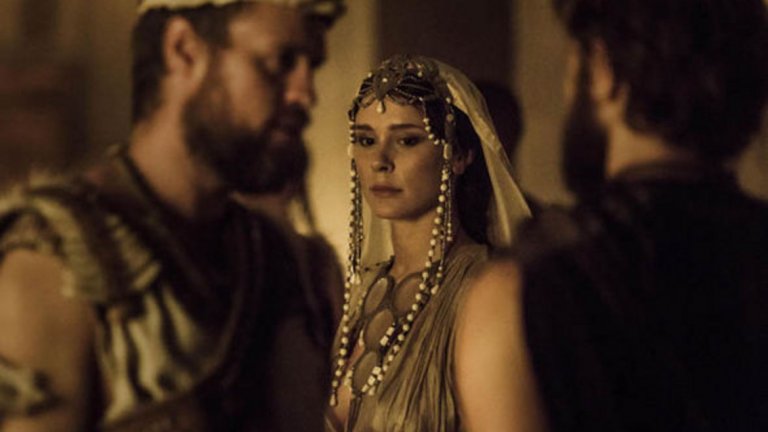 Troy: Fall of a City 
Легендата за Троянската война и хубавата Елена вълнува човечеството от хилядолетия насам. По нея са правени вече редица филми, а очевидно е време вече и за оригинален сериал. Продукцията е съвместна за BBC и Netflix (което означава, че ще чакаме всяка седмица нов епизод) и според информациите всеки епизод ще излиза по около 6 млн. долара. Разбира се, всички знаем какво ще стане накрая, след като Парис и Елена се влюбят, но предвид огромния успех "Троя" с Брад Пит от 2004 г. и тук можем да очакваме нещо епично. Кастингът е пълен със слабо известни актьори (вероятно се върви по модела на "Игра на тронове"). Иначе за някои болката от "Язон и аргонавтите", където Орфей беше черен, може да се повтори и тук покрай Ахил, Патрокъл и Зевс. Но нали трябва да има разнообразие...