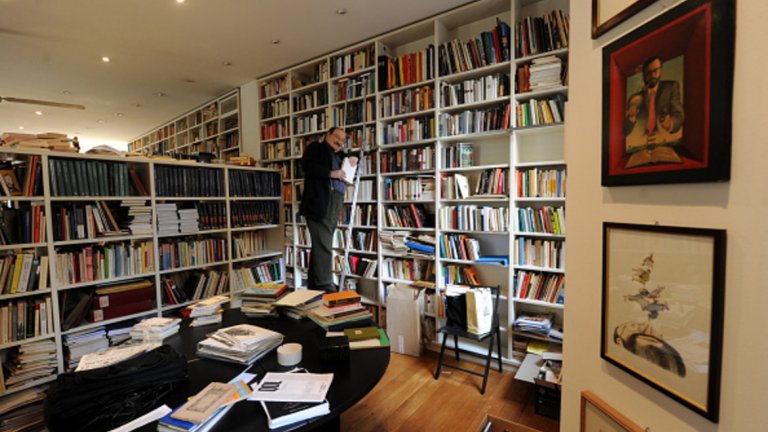 Библиотеката на Еко е огромна, но не защото той е изчел всички налични книги. Огромна е, защото е искал да прочете много повече, отколкото е успявал.