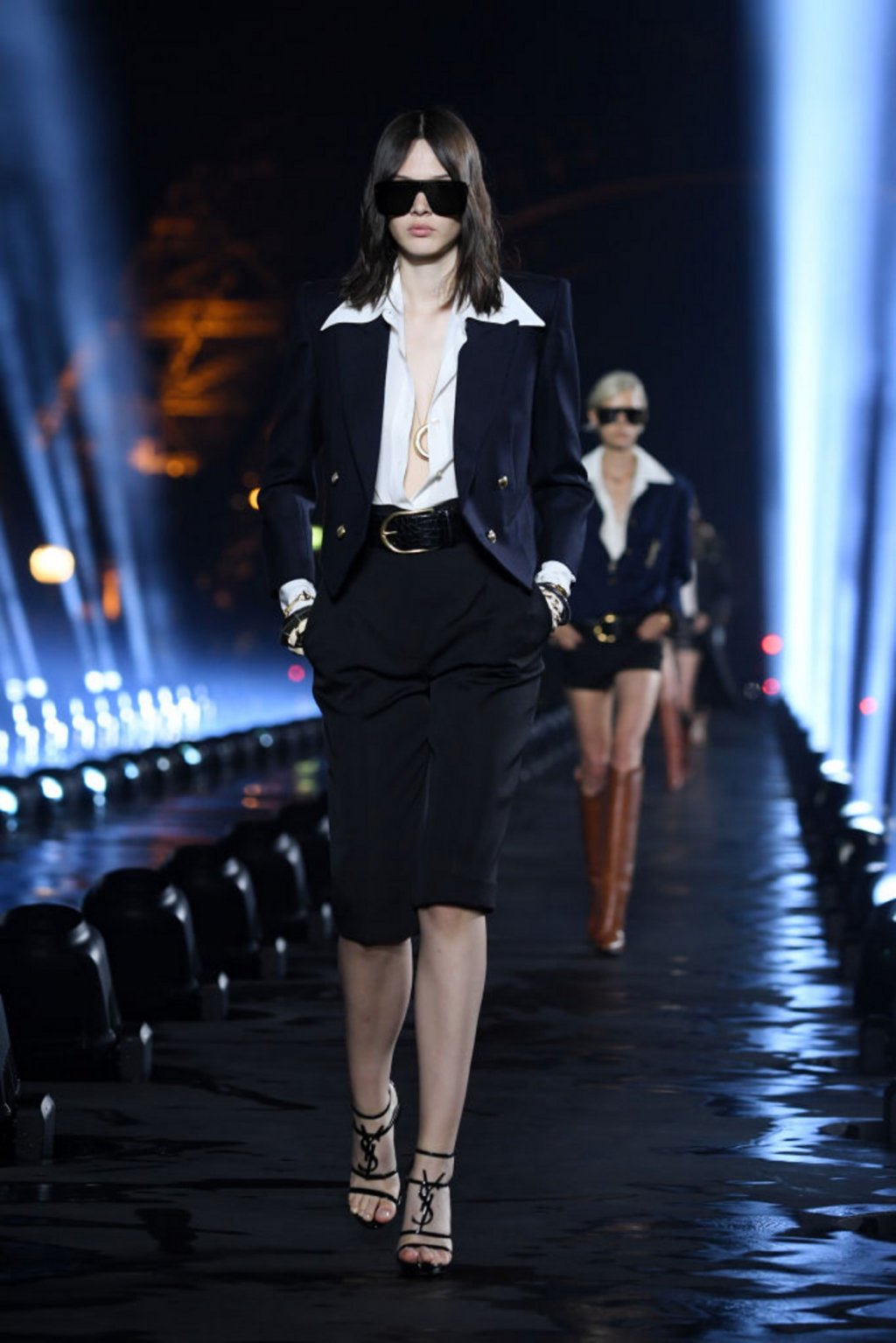 Ако голямата яка е върху риза, се носи така, че да се вижда. Защо ти е иначе ефектна яка, ако не я покажеш?! 
На снимката: модел на Saint Laurent