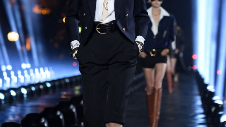 Ако голямата яка е върху риза, се носи така, че да се вижда. Защо ти е иначе ефектна яка, ако не я покажеш?! 
На снимката: модел на Saint Laurent