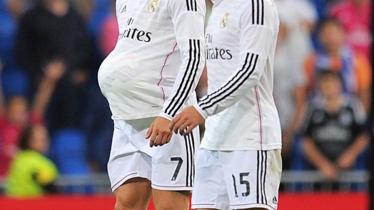 Роналдо не е забременял, а носи топката от мача Реал - Атлетик под екипа си. Така се прави след хеттрик!