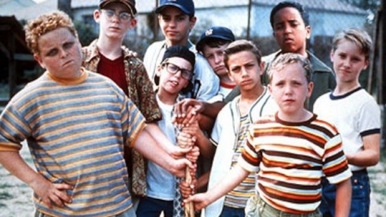 The Sandlot (1993)
Никой друг филм не олицетворява неспокойния дух на лятна ваканция както този. Всеки нещо, свързано с тримесечното прекъсване от училище, е уловено в тази лента от 1993 г.