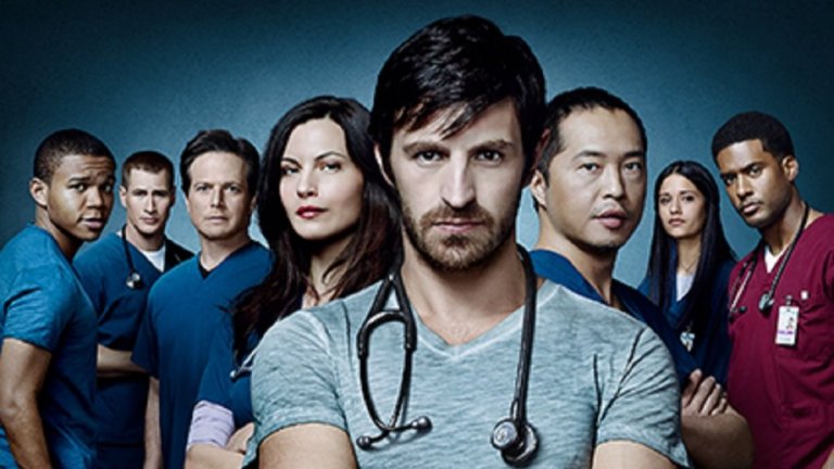 "Нощна смяна" (The Night Shift, 2014 г.) 
Интригуващ сериал за колоритен екип от бивши военни доктори, които поемат нощните дежурства в болница "Сан Антонио Мемориъл". Емоционални взаимоотношения, солиден хумор и скрити травми от военната им служба са само част от елементите, които правят "Нощна смяна" толкова интересен за гледане. В една от главните роли е Оуен Макен като д-р Калахан - бивш медик от армията с посттравматичен стрес, получен след смъртта на брат му и от мисиите в Близкия изток. А за да е по-интересно, шеф на нощната смяна се оказва бившата му приятелка д-р Джордан Александър (Джил Флин, "Лекар на повикване").