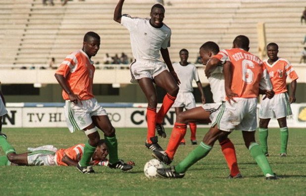1992 г., Купа на Африка. Кот д`Ивоар - Гана 11:10 с дузпи, 0:0.
Знаменит мач, не толкова с футбола, игран в 120-те минути. Гана е абсолютен фаворит, хегемон на континента, воден от Абеди Пеле и Тони Йебоа. Но при дузпите това губи значение... Това е първият финал в историята на футбола, в който всеки от полевите играчи бие дузпа, преди да стане ясен победителят. Изпуска Антони Бафое и Кот д`Ивоар печели първата си Купа на Африка.
