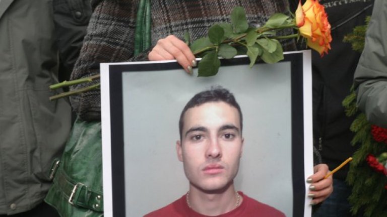 20-годишният Стоян Балтов почина през декември 2008 г., след жесток побой пред дискотека в Студентски град.