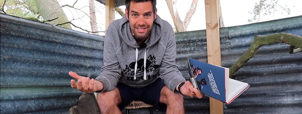 "Къде беше?" "Ср*х!" Кими имаше отговор за всичко, но не и за синята боя, която го направи на смърф