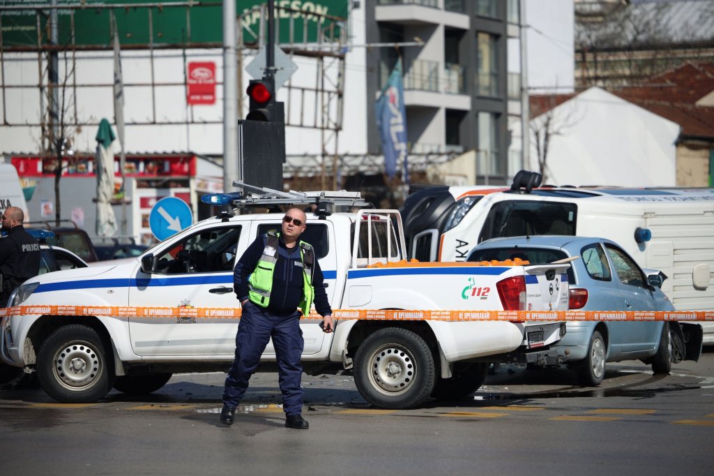 Тежка катастрофа в центъра на София: Линейка и кола се удариха (Снимки)