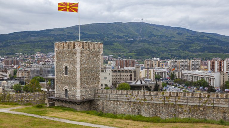 Документът би трябвало да бъде подписан от премиерите Борисов и Заев в началото на август. За да влезе в сила обаче, той ще трябва да мине процедура на ратификация през парламентите на България и Македония. Очаква се натискът от опозицията в Скопие срещу подписването на този договор да бъде сериозен.