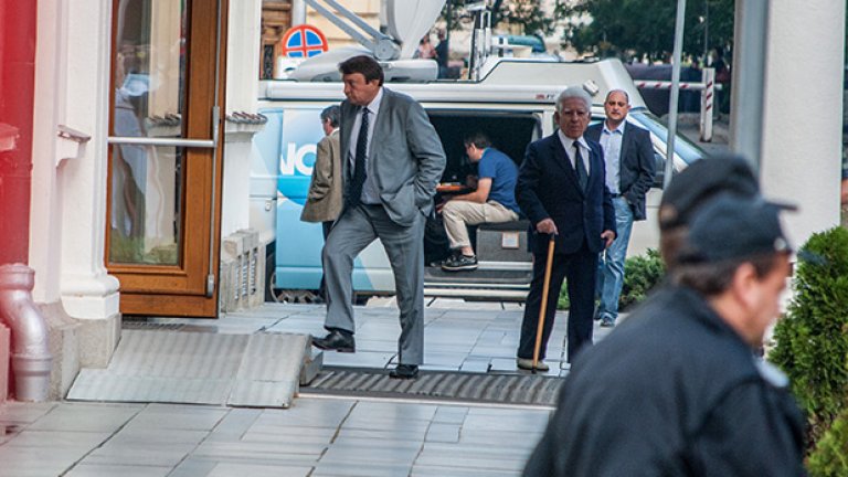 "Червен" депутат влиза в НС под мощните освирквания на демонстрантите