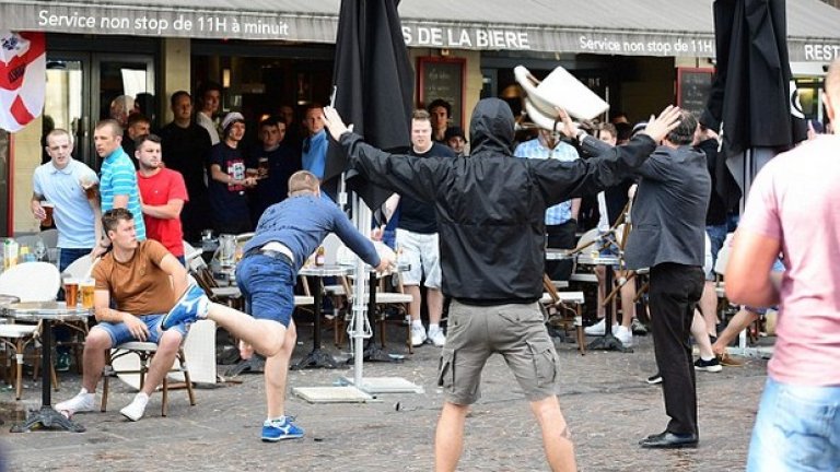 Любопитното е, че английската полиция поиска и мачът в Прага, и този в София да е от по-ранен час, а не от 21:45 ч., но молбата на англичаните не бе уважена.