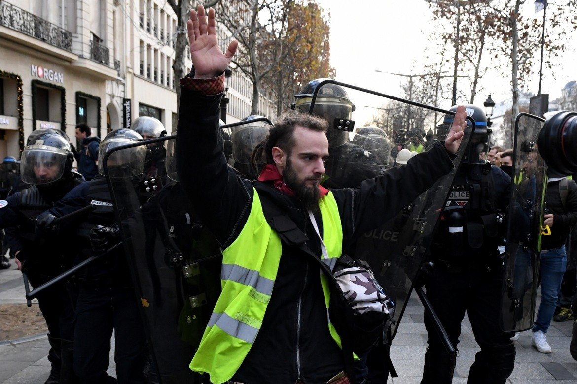 Сблъсъци между полицията и протестиращи "жълти жилетки" в Париж