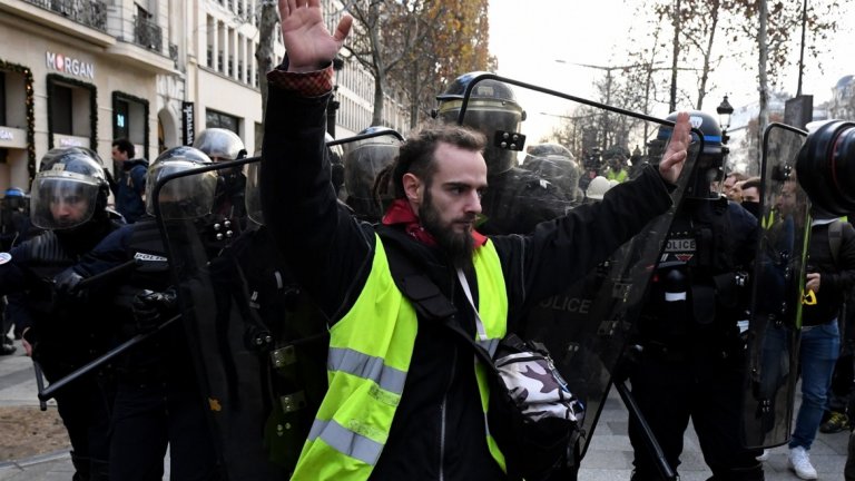 Сблъсъци между полицията и протестиращи "жълти жилетки" в Париж