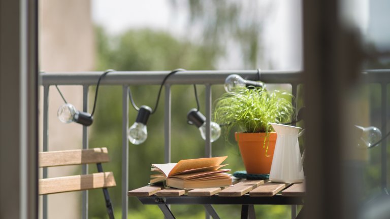 Време е да оправите терасата сиРазбира се, ако сте късметлии да имате такава. Предстоят все по-топли, слънчеви и приятни дни, затова балконът може да се превърне и в новото ви работно място. Ако имате вече столове и маса, помислете за декорация - например някое топлолюбиво растение, картина или лампички (защо не коледните). А хрумвало ли ви е да си вземете барбарони? Въобще е време да обърнете внимание на вашето лично парченце "навън".