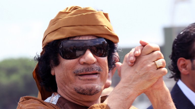 Прочутият с метеоризма си Муамар Кадафи изглежда не е бил твърде повлиян от тези си гастроентерологични злочестини. 