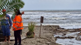 Кметът на Китен и РИОСВ в Бургас опровергаха слуховете, че това са тръби за отходна вода