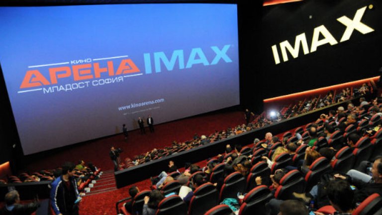 Новата зала в Арена Младост е със специално разработена геометрия и специфично позициониран извит и леко наведен сребърен екран, разположен в близост до зрителите. С него се гарантира оптимален ъгъл на гледане и максимална реалистичност на 2D и 3D изображенията